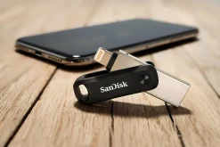 SanDisk® iXpand™ USB 3.0 Flash Drive Go, 256GB, Black/Silver